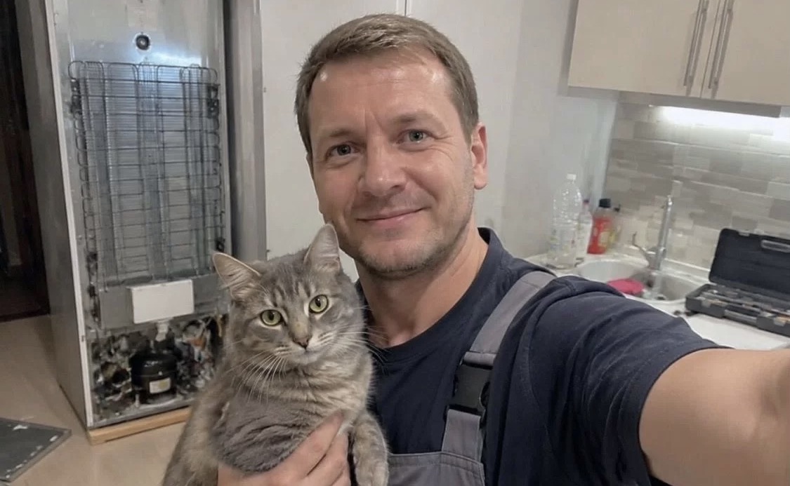 Денис с котом во время домашнего ремонта